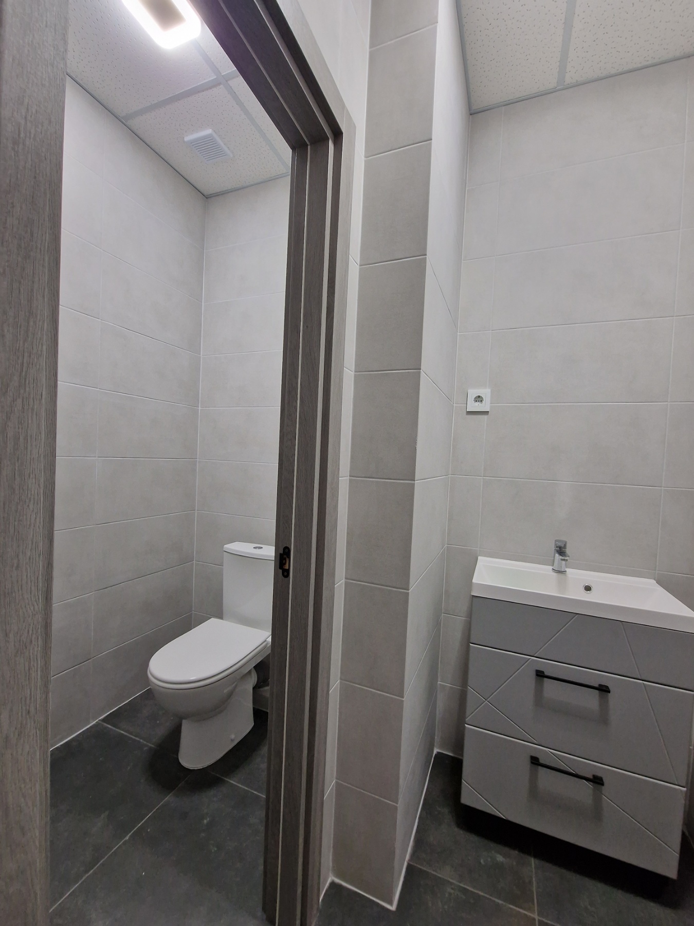OFFICE / COMMERCIAL SPACE FOR RENT! 40 m²! NEXT TO FORUM SHOPPING CENTER!